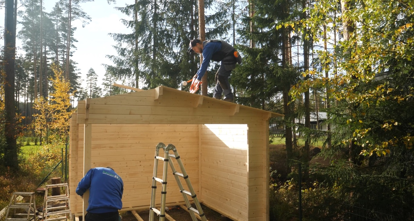 Montaje de una casa de madera en un día